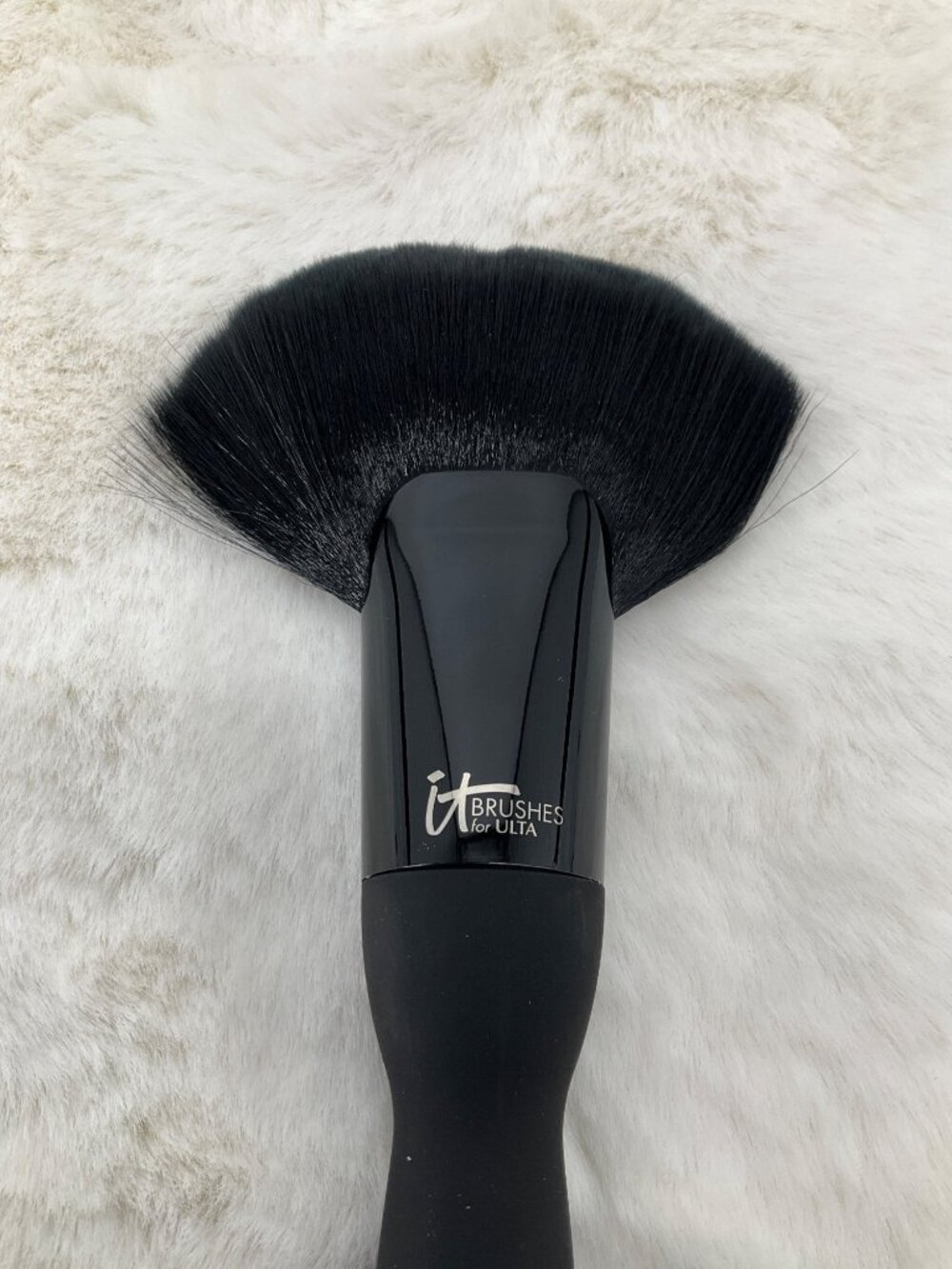 IT Cosmetics Brushes For ULTA Velvet Luxe EMPRESS CHEEK Fan Brush No 324 New - Picture 6 of 7